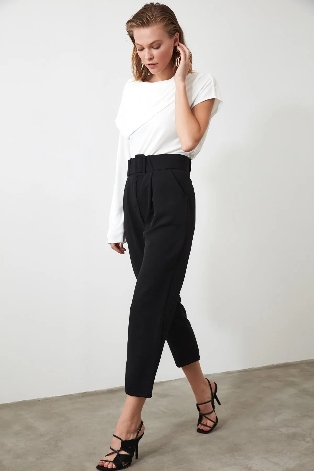 Trendyol Collection  Schwarze, gewebte Karottenhose mit Gürtel und Falten TWOSS19BB0468
