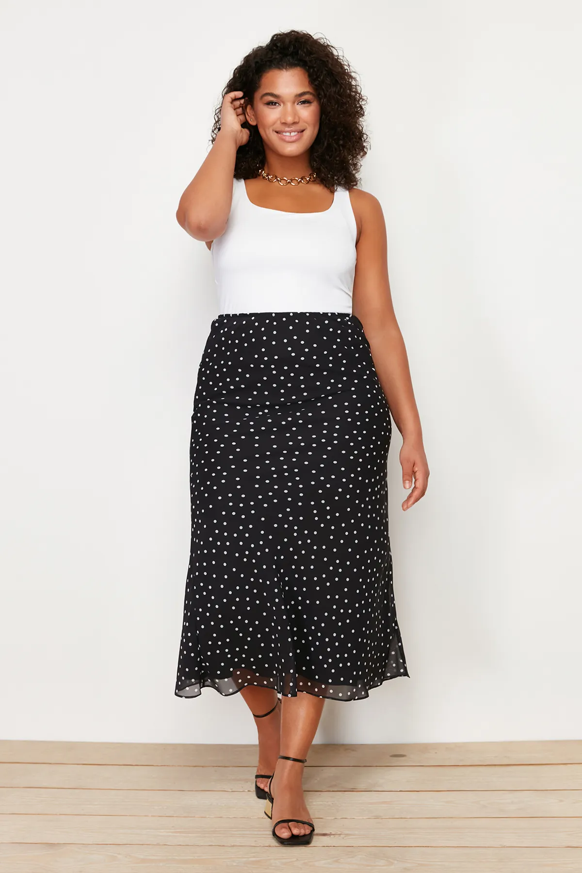 Trendyol Curve  Schwarzer gewebter Rock mit Fischmuster und Punkten TBBSS24AZ00024