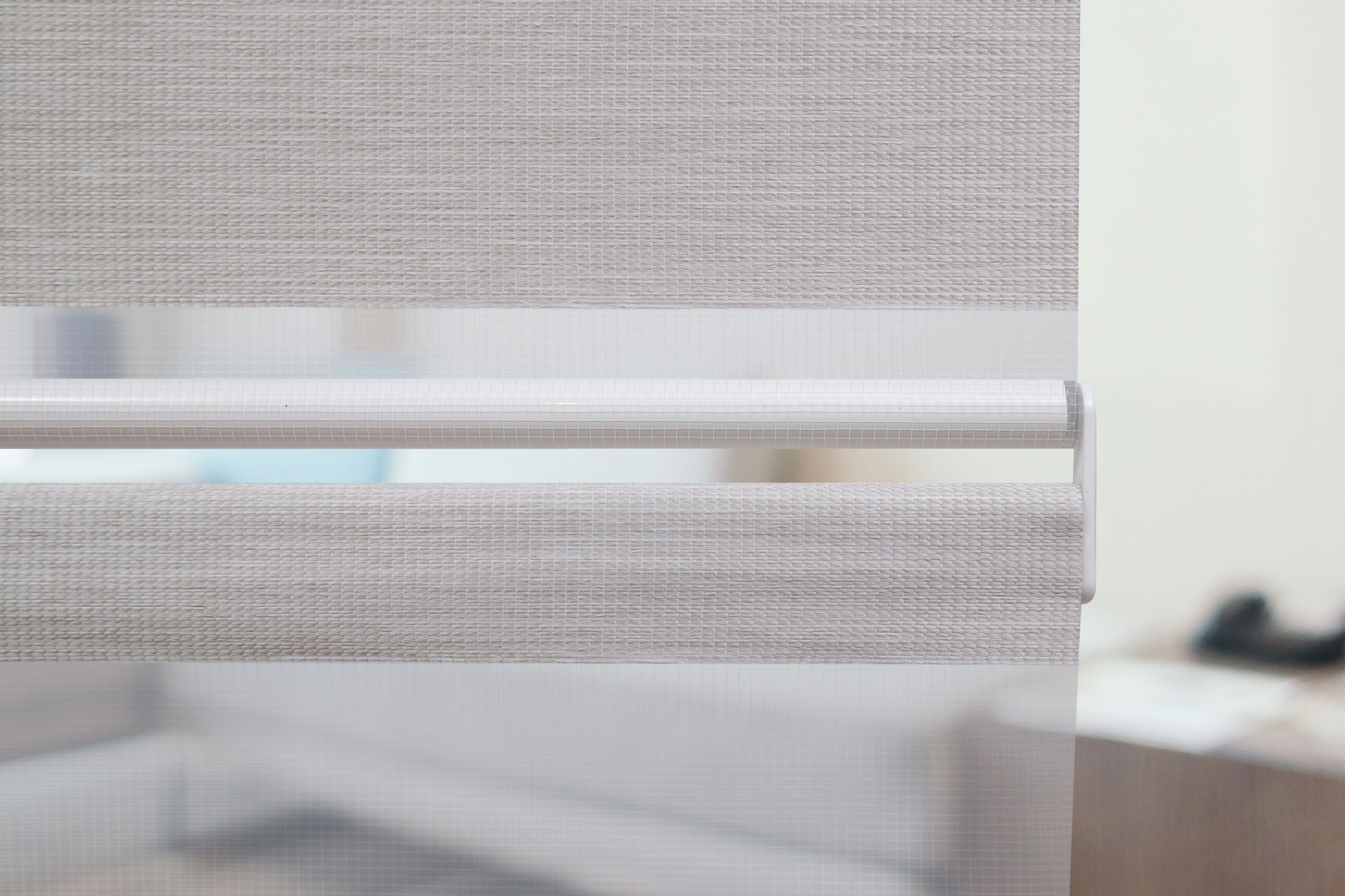 Doppelrollo Klemmfix Doppelrollo mit Perlen Volant in versch. Farben, Plisseeonline, blickdicht, Klemmträger Montage auf dem Fensterrahmen, Freihängend, Klemmfix, Mit Perlen, Aluminium Schiene, Weiß, Grau, Beige, Braun, Anthrazit