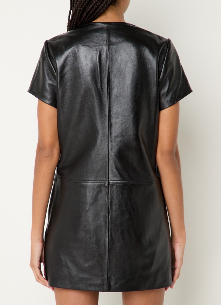 Rochie scurtă din piele de miel, cu buzunare, de la Claudie Pierlot.