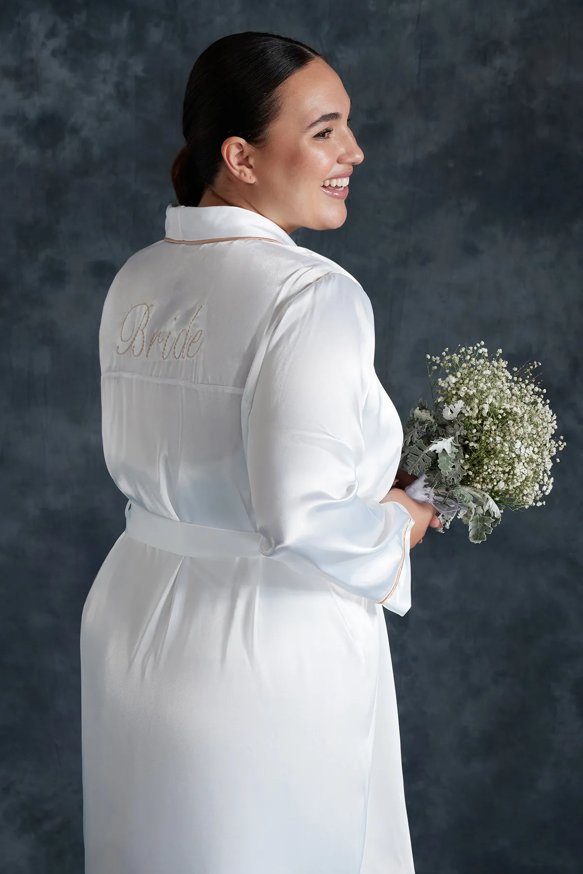 Trendyol Curve  Weißer, gewebter Brautkleid aus Satin mit Gürtel TBBSS24SB00001