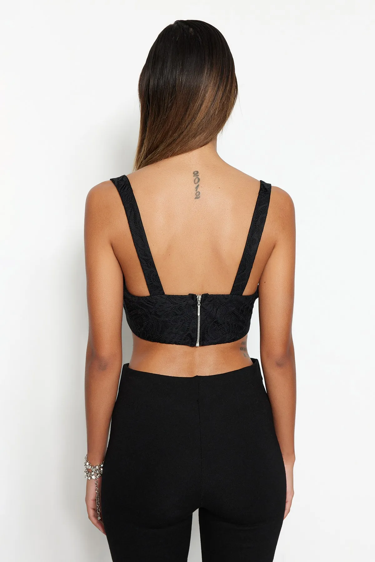 Trendyol Collection  Schwarzes, bauchfreies, gefüttertes Spitzen-Bustier TPRSS23BS00032