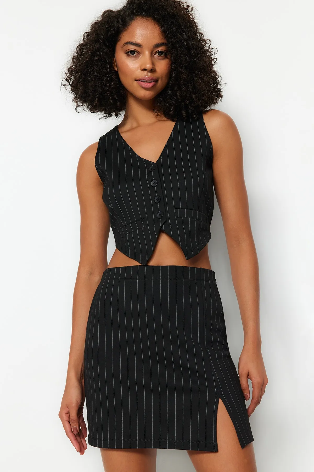 Trendyol Collection  Schwarze kurze Weste mit regulärem Knopfdetail und Streifen TWOSS23YE00037