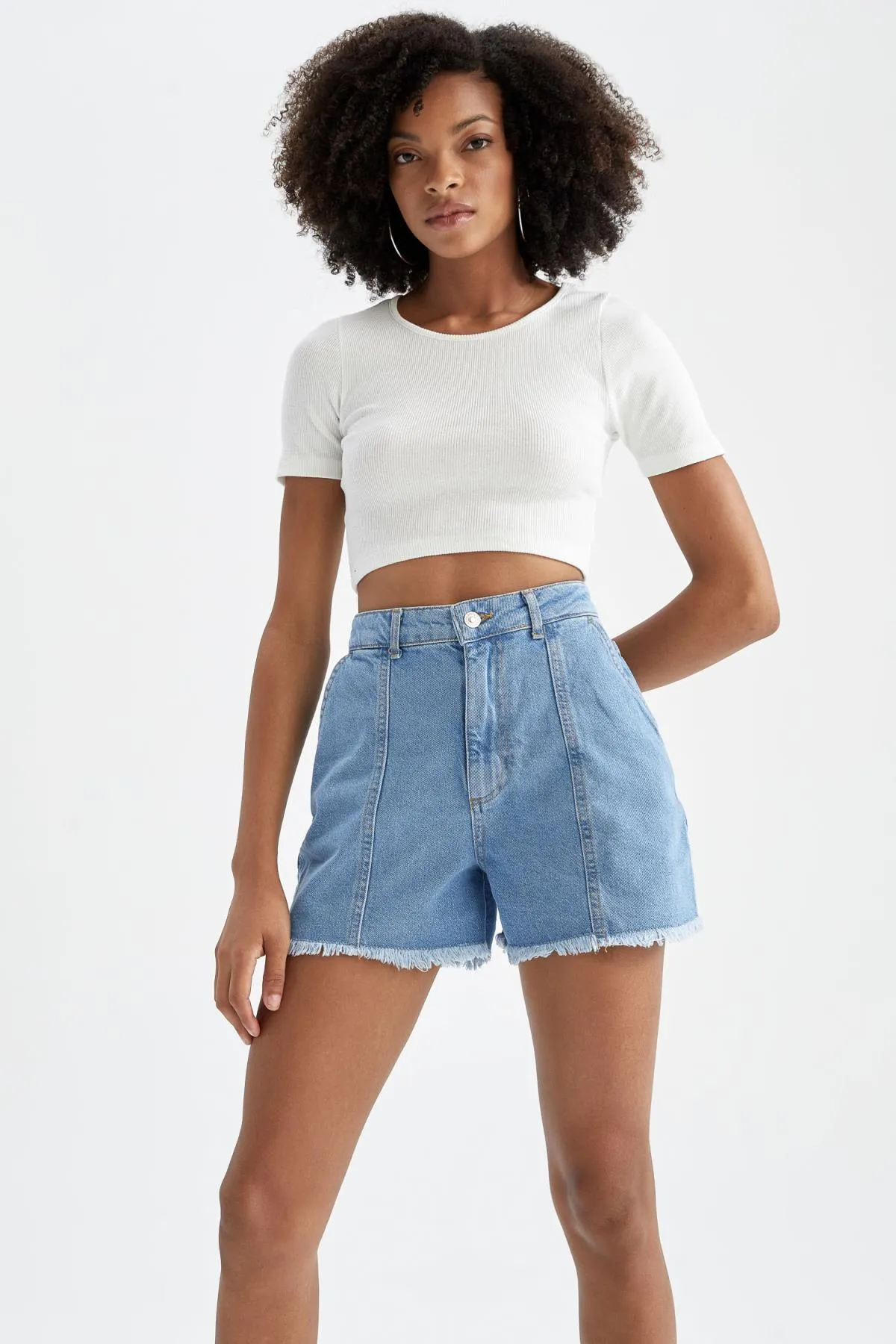 DeFacto  Mom-Fit-Jeans mit hoher Taille und Cut-Toe-Shorts aus 100 % Baumwolle