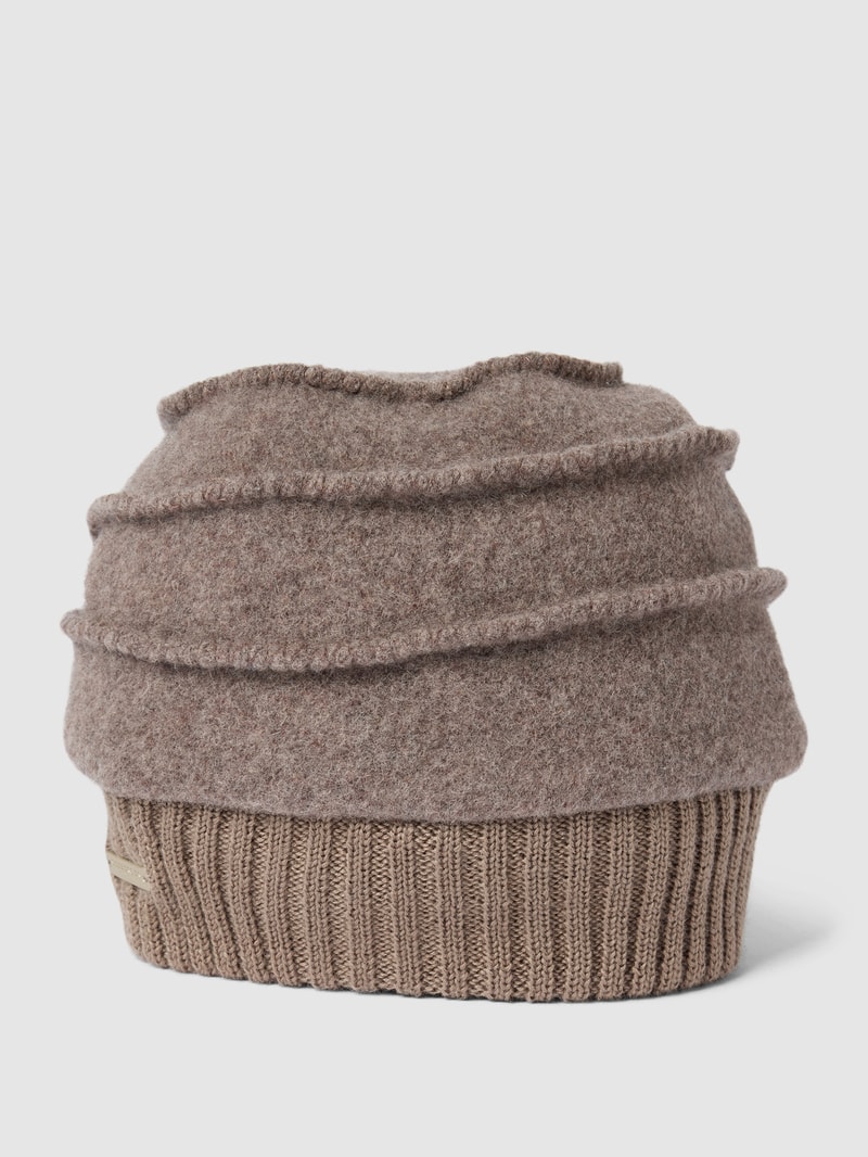 Mütze mit Zopfmuster in taupe