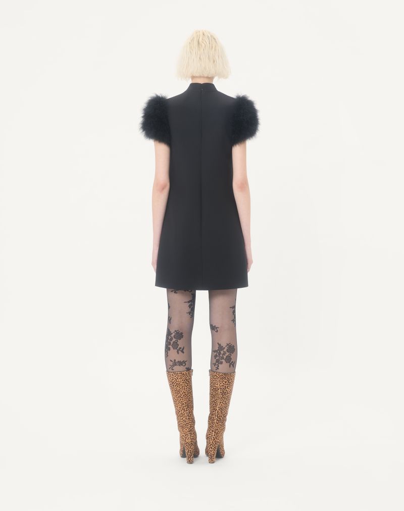 Vestido curto de crepe de alta costura com penas