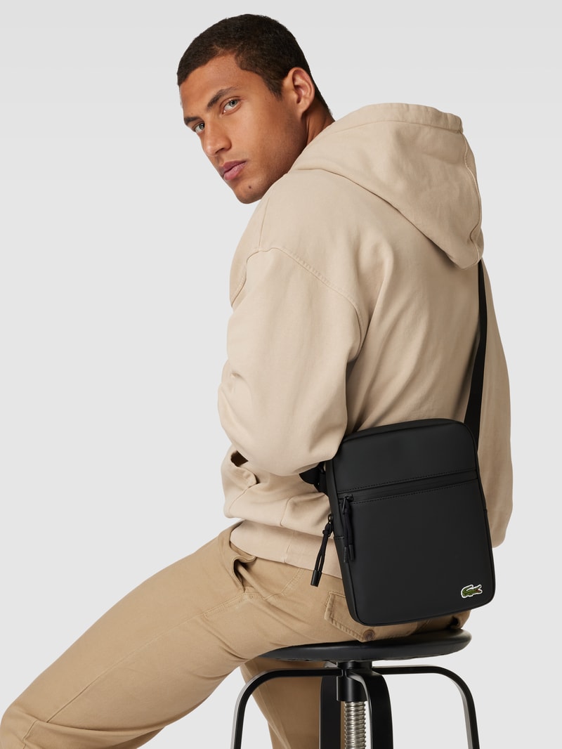 Umhängetasche mit Label-Patch in schwarz