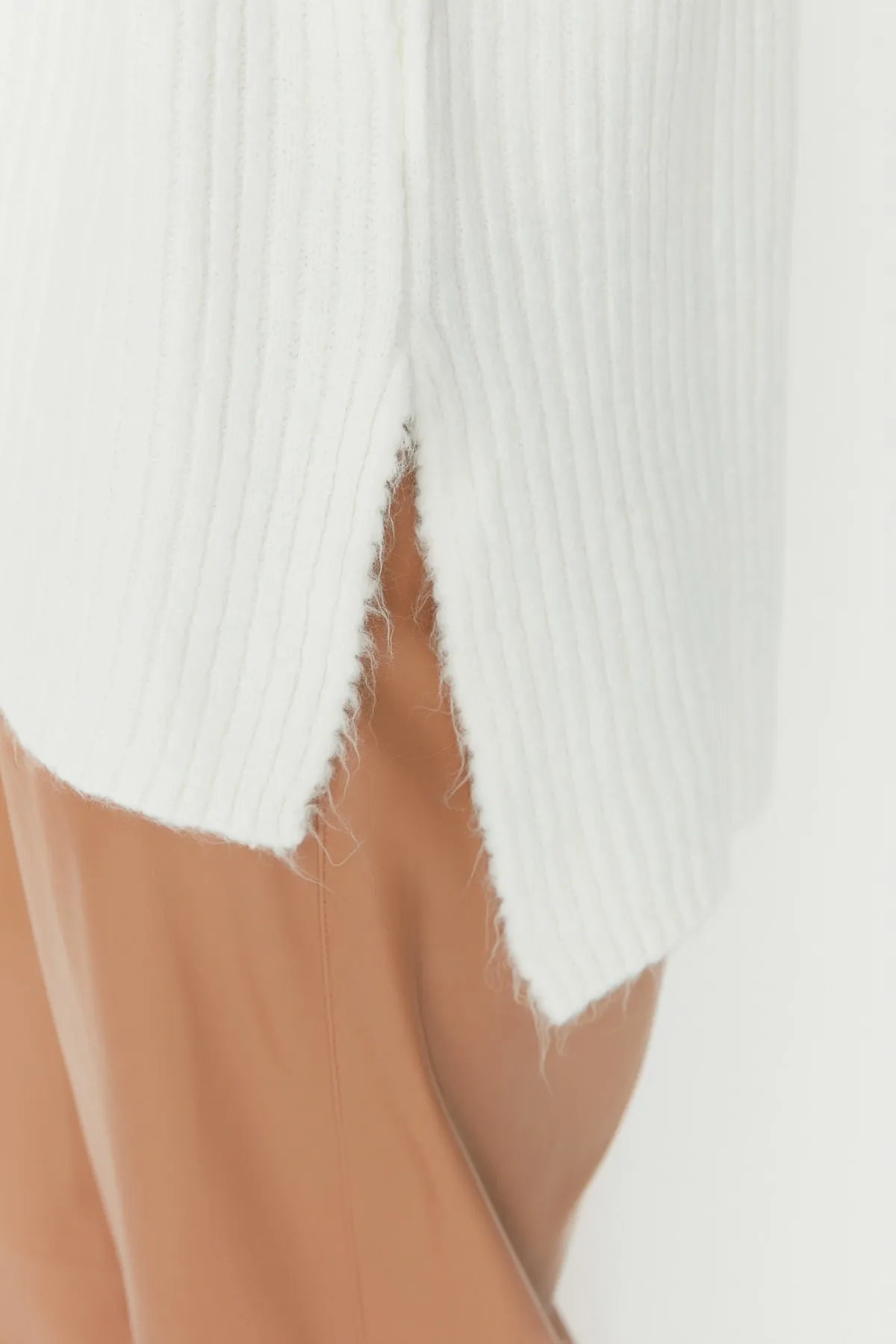 Trendyol Collection  Ecrufarbener Rollkragenpullover mit weicher Struktur und weiter Passform TWOAW23KZ0054