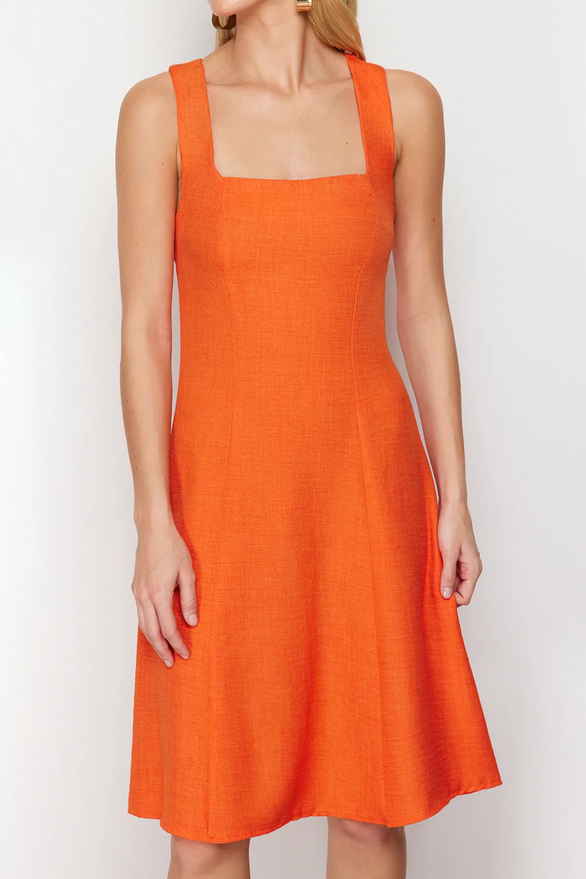 Trendyol Collection  Orangefarbenes A-Linien-/Glockenform-Minikleid aus Webstoff mit quadratischem Ausschnitt TWOSS23EL01549