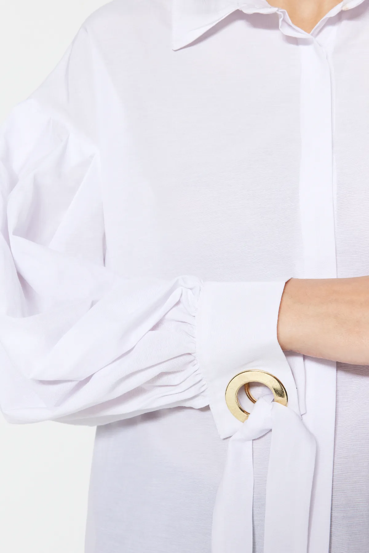 Trendyol Modest  Weißes gewebtes Baumwollhemd mit Bindedetail auf der Rückseite und Accessoires TCTSS23TG00109
