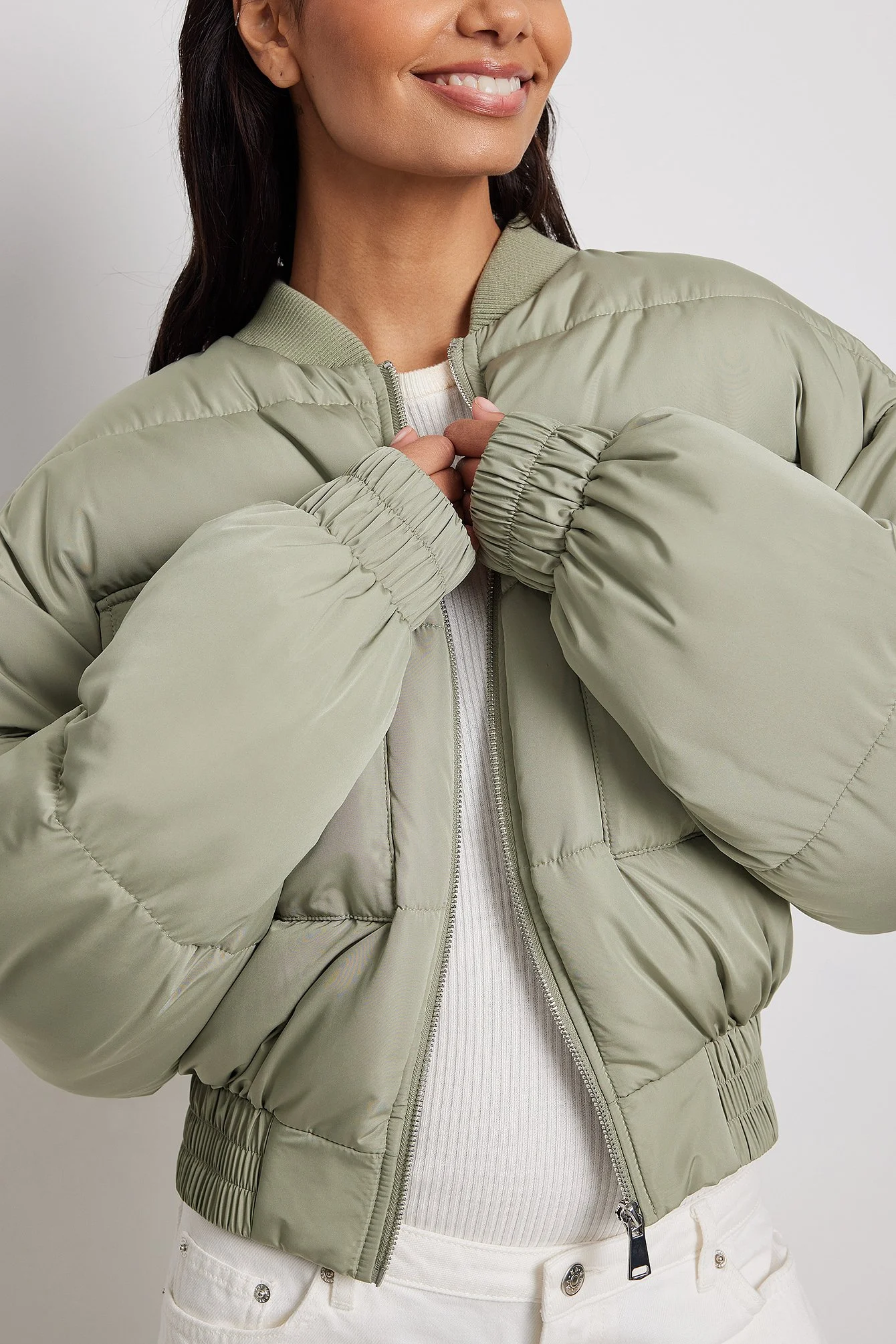 Kurze Bomberjacke mit Puffärmeln