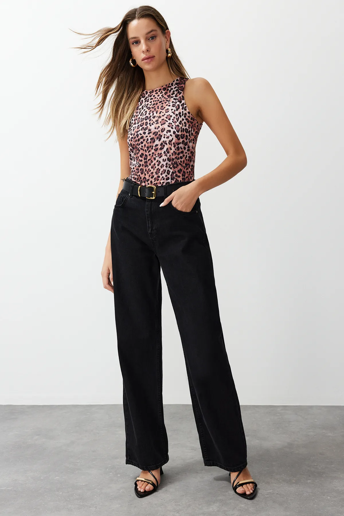 Trendyol Collection  Hellbrauner Neckholder-Body aus dehnbarem Strick mit Druckknöpfen und Leopardenmuster TWOSS20BD0044