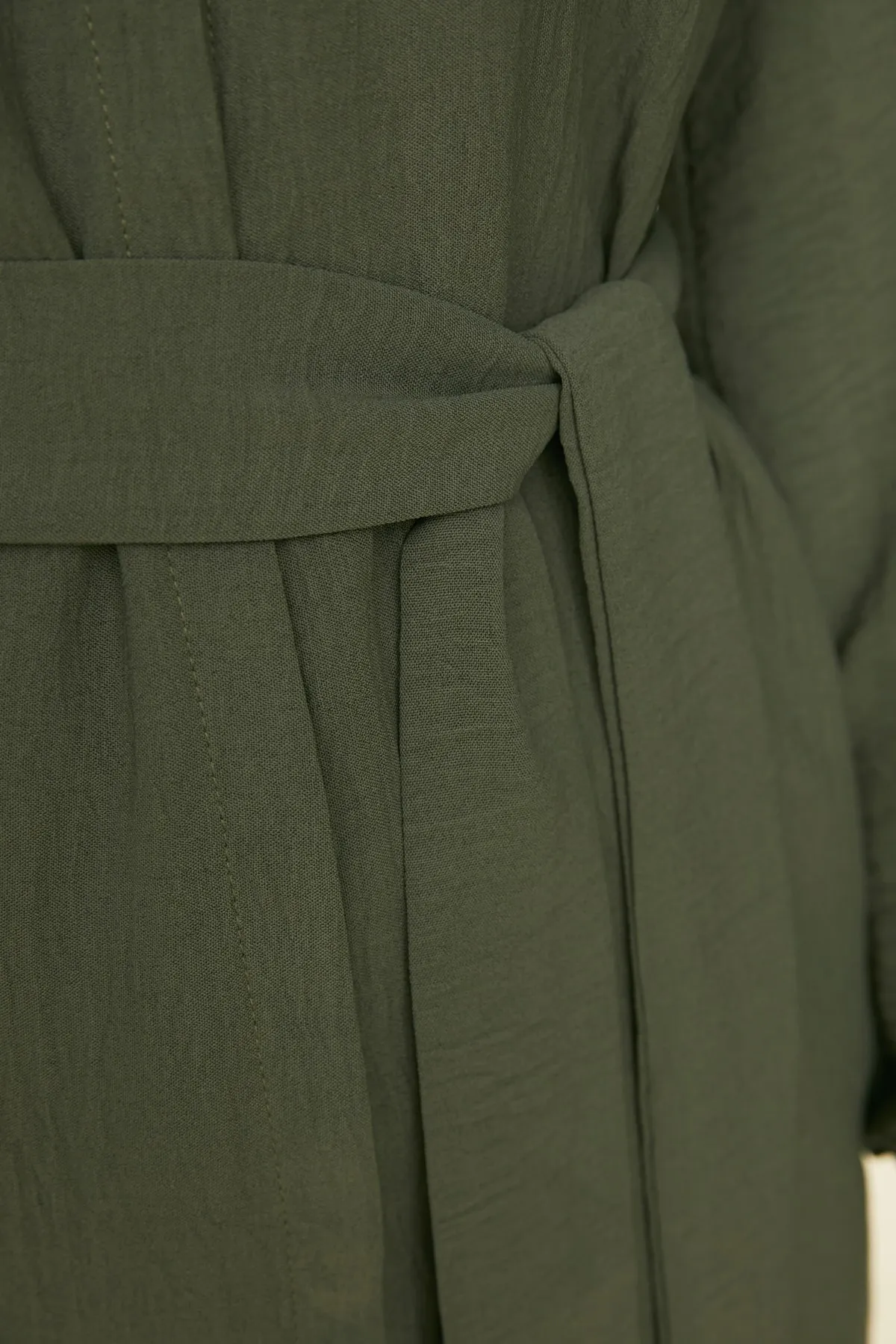 Trendyol Modest  Grünes gewebtes Hemd mit Gürtel und versteckter Knopfleiste TCTSS21TN0049