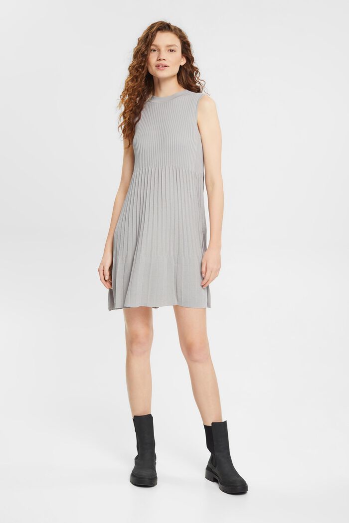 Eng anliegendes und ausgestelltes Plisseekleid