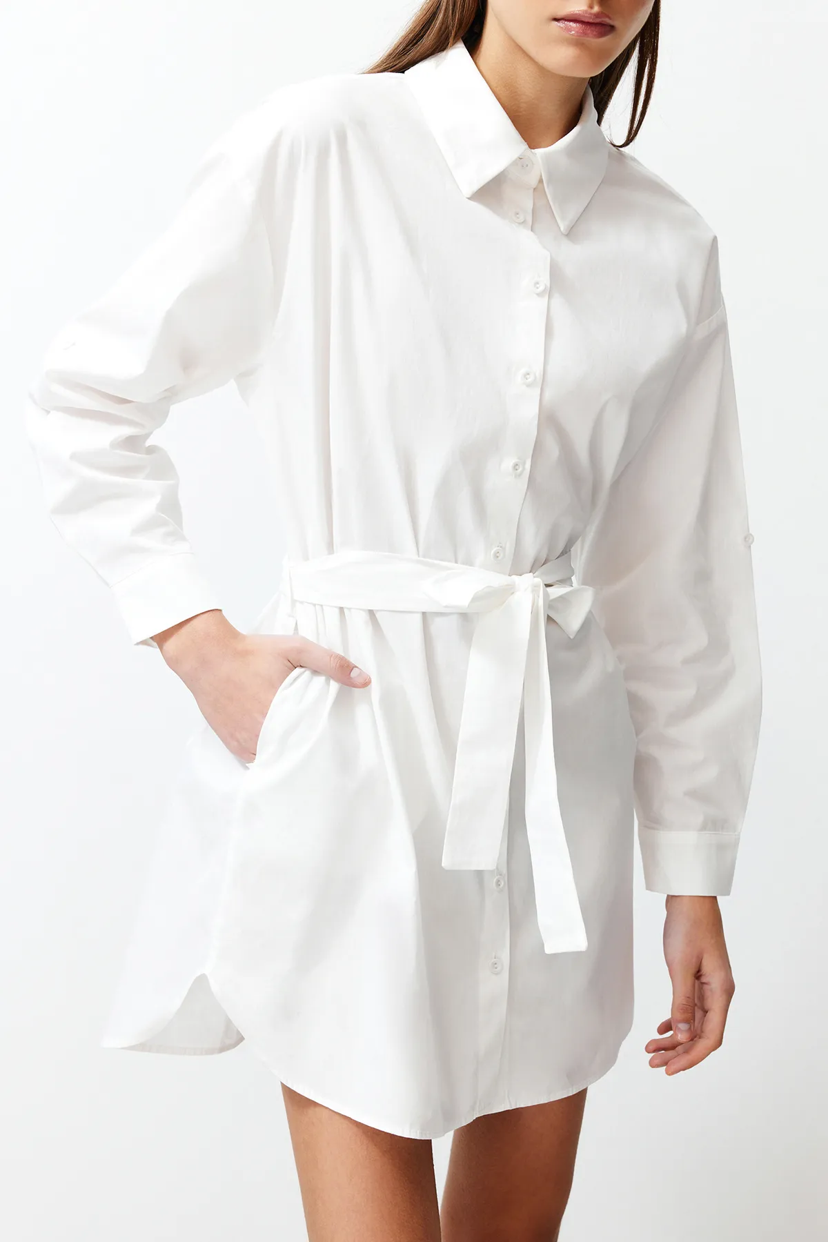 Trendyol Collection  Weißes, gewebtes Mini-Hemdkleid aus 100 % Baumwolle mit Gürtel TWOSS24EL00339