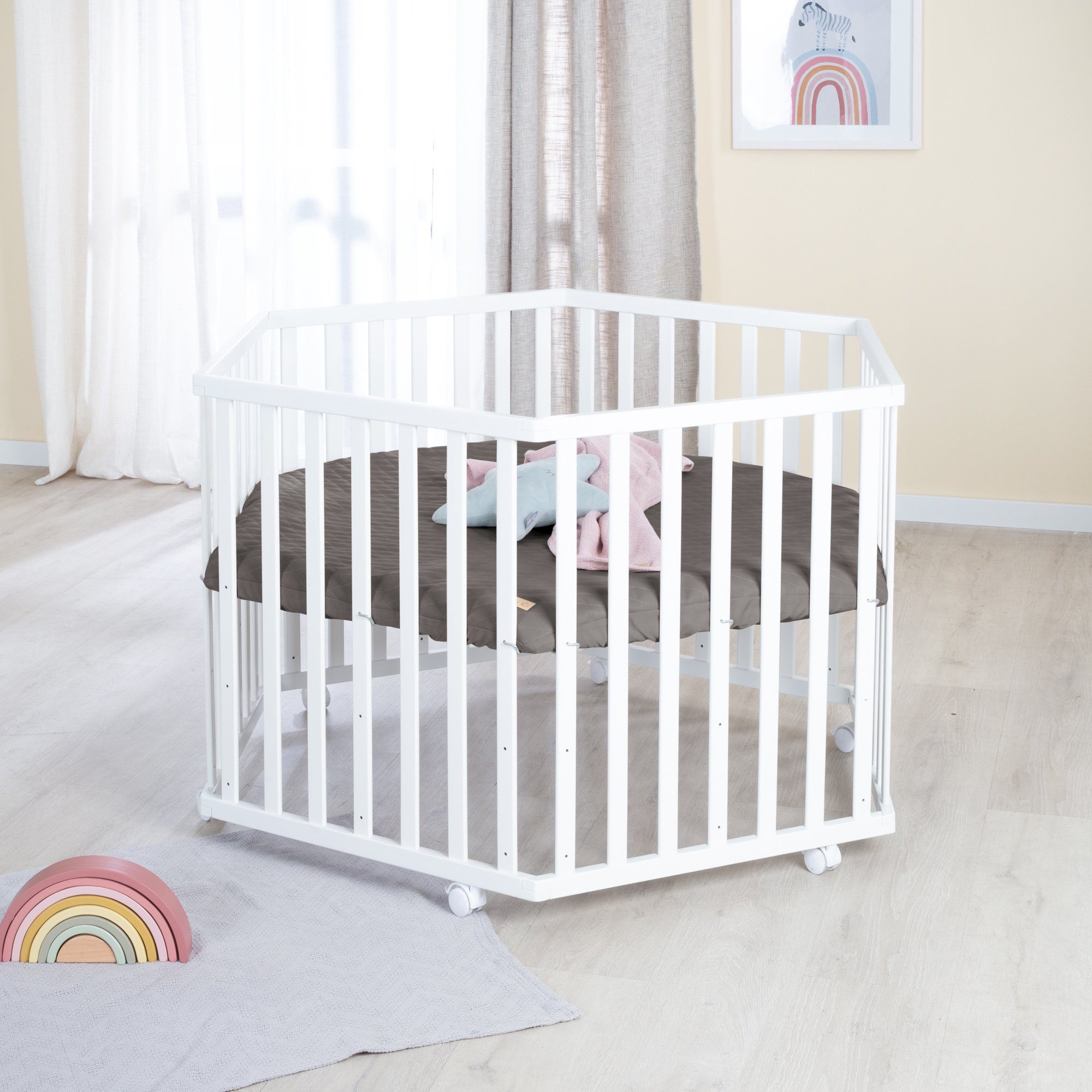 roba® Laufgitter Luxe 6-eckig, Laufstall, inkl. Schutzeinlage & Rollen, höhenverstellbar