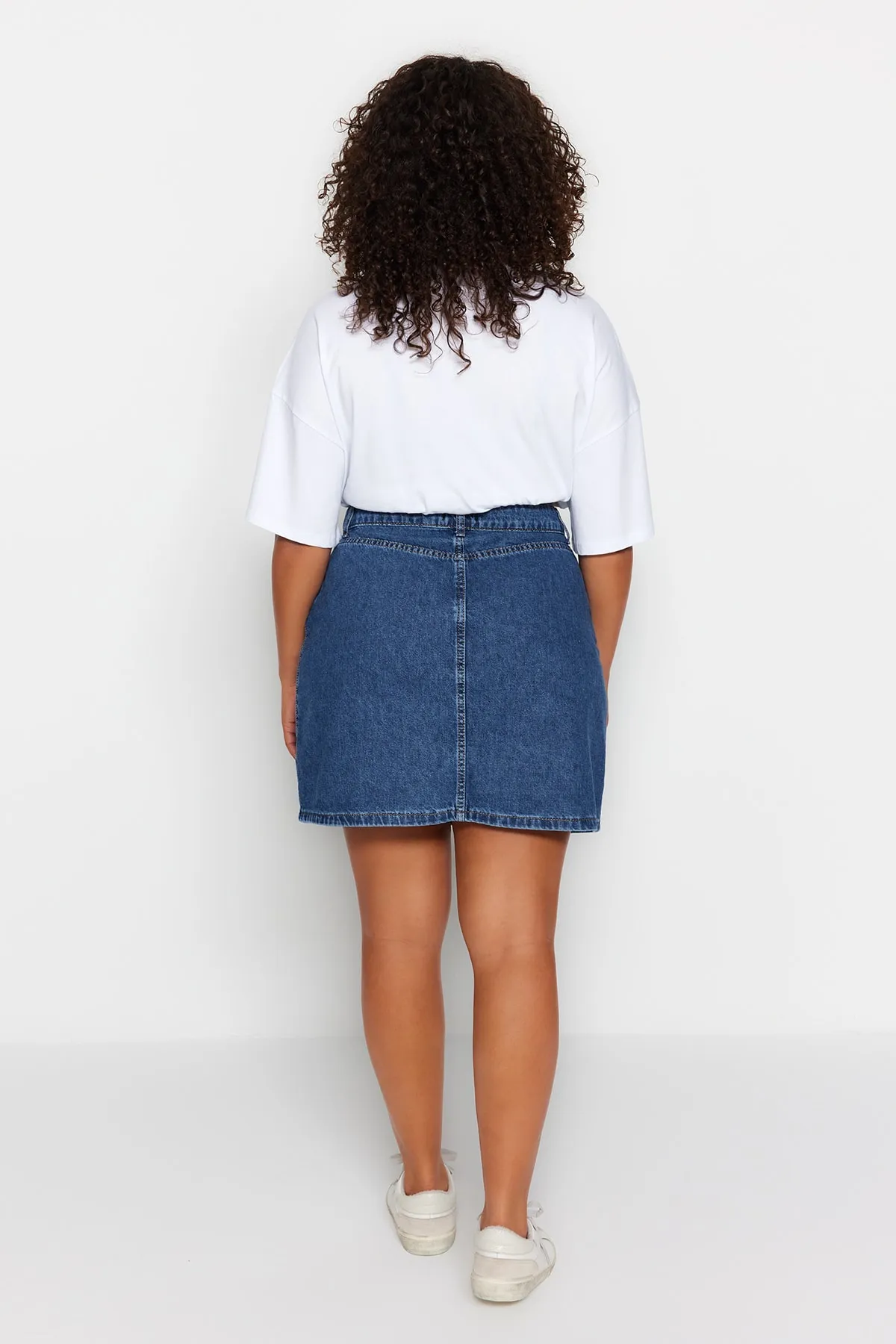 Trendyol Curve  Hellblauer Jeansrock mit hoher Taille und Knöpfen TBBSS23AZ00005