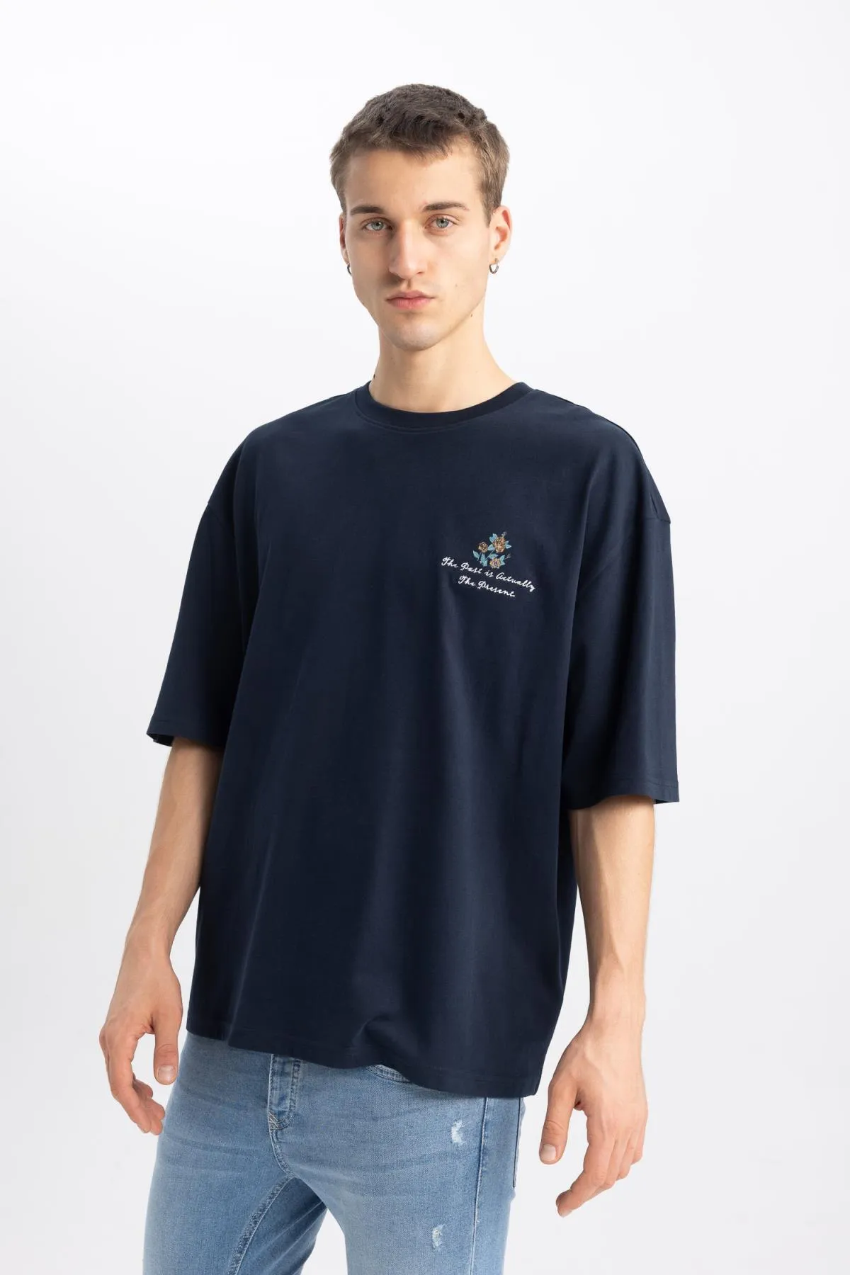 DeFacto  Locker geschnittenes, kurzärmliges T-Shirt mit Rundhalsausschnitt und Rückenaufdruck B4320ax24sp