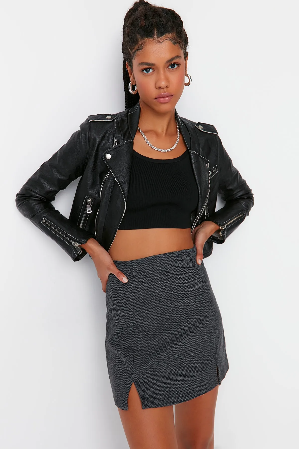 Trendyol Collection  Anthrazitfarbener Mini-Strickrock mit normaler Taille und Schlitzdetail TWOAW20ET0565