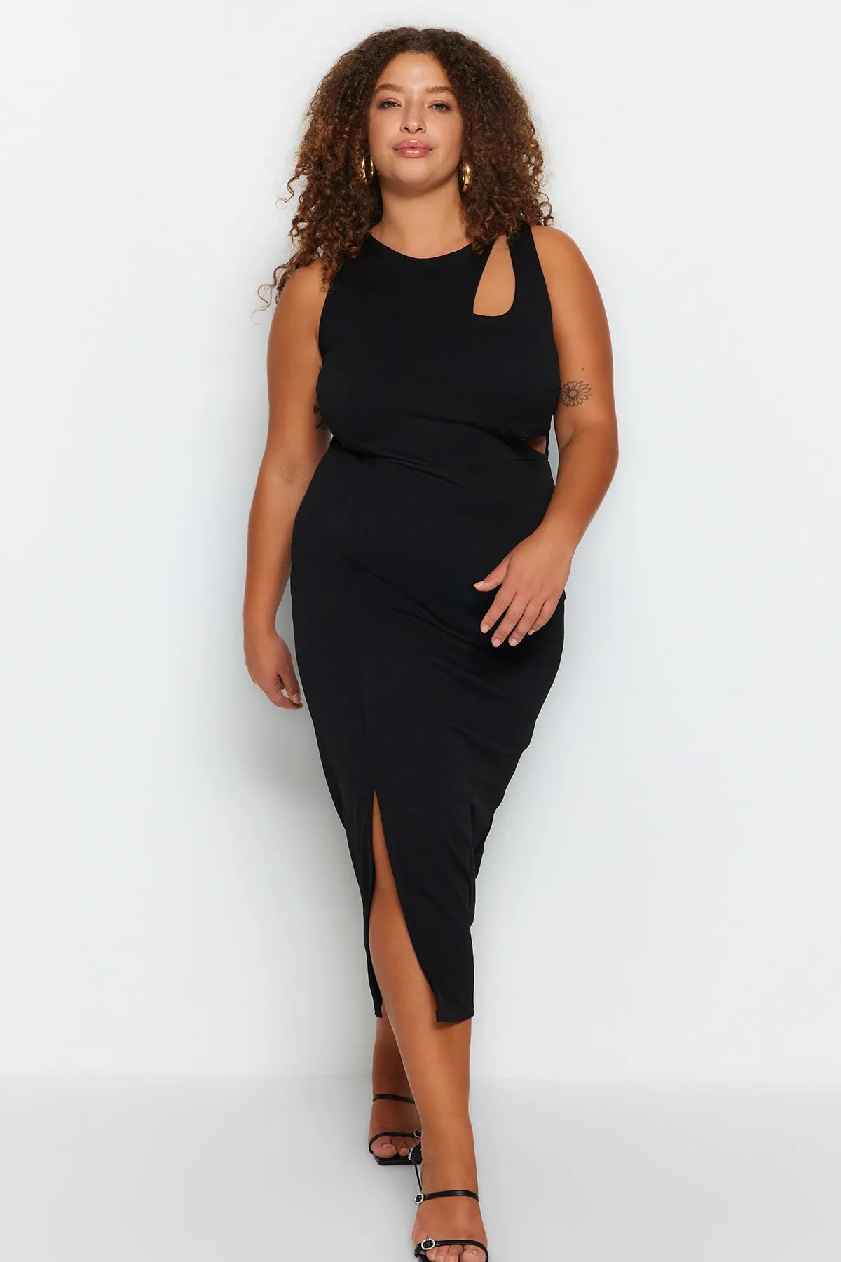 Trendyol Curve  Schwarzes, figurbetontes Strickkleid mit Ausschnitten und detailliertem Schlitz TBBSS23AH00192