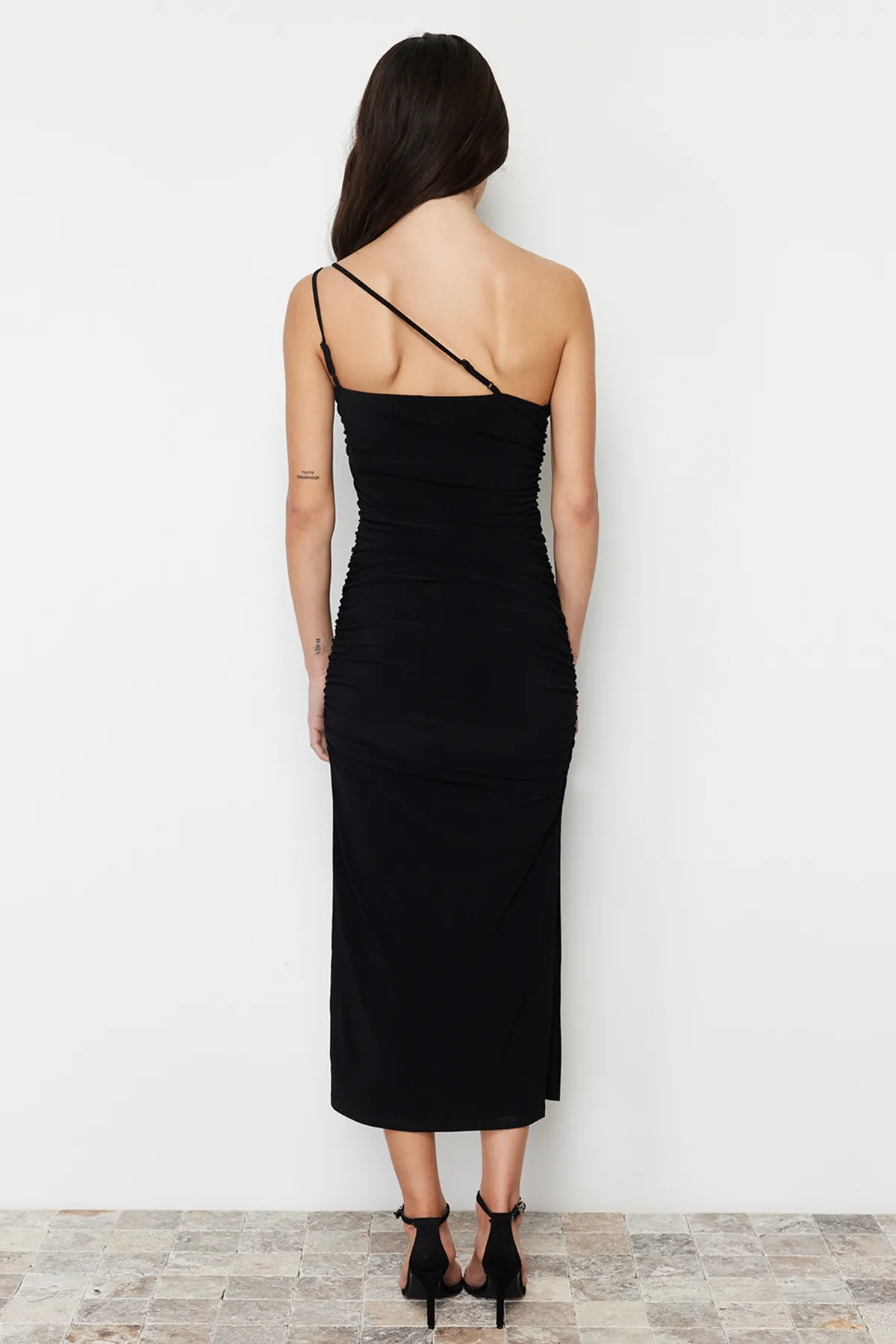 Trendyol Collection  Schwarzes Accessory Rose Detailreiches, gerafftes, figurbetontes, flexibles Strick-Midi-Bleistiftkleid TWOSS24EL00413