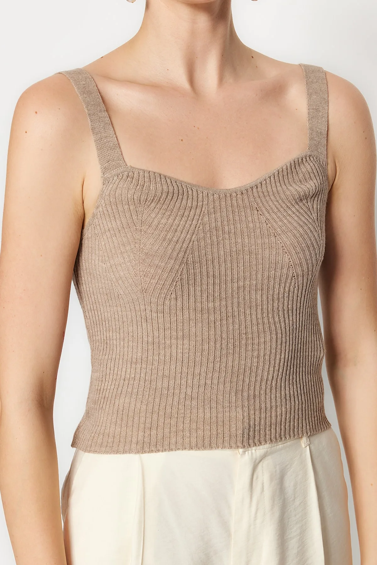 Trendyol Collection  Nerzfarbene Basic-Strickbluse mit Trägern TWOSS23BZ00805