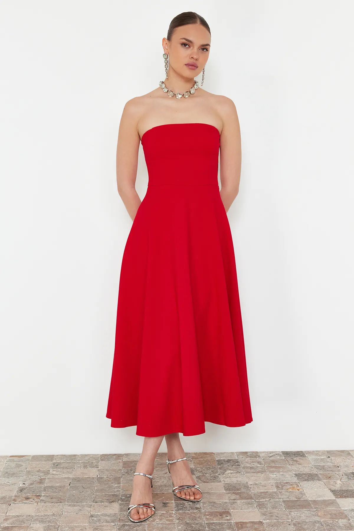 Trendyol Collection  Rotes Abendkleid mit Taillenöffnung/Skater-Stil TPRSS24EL00139
