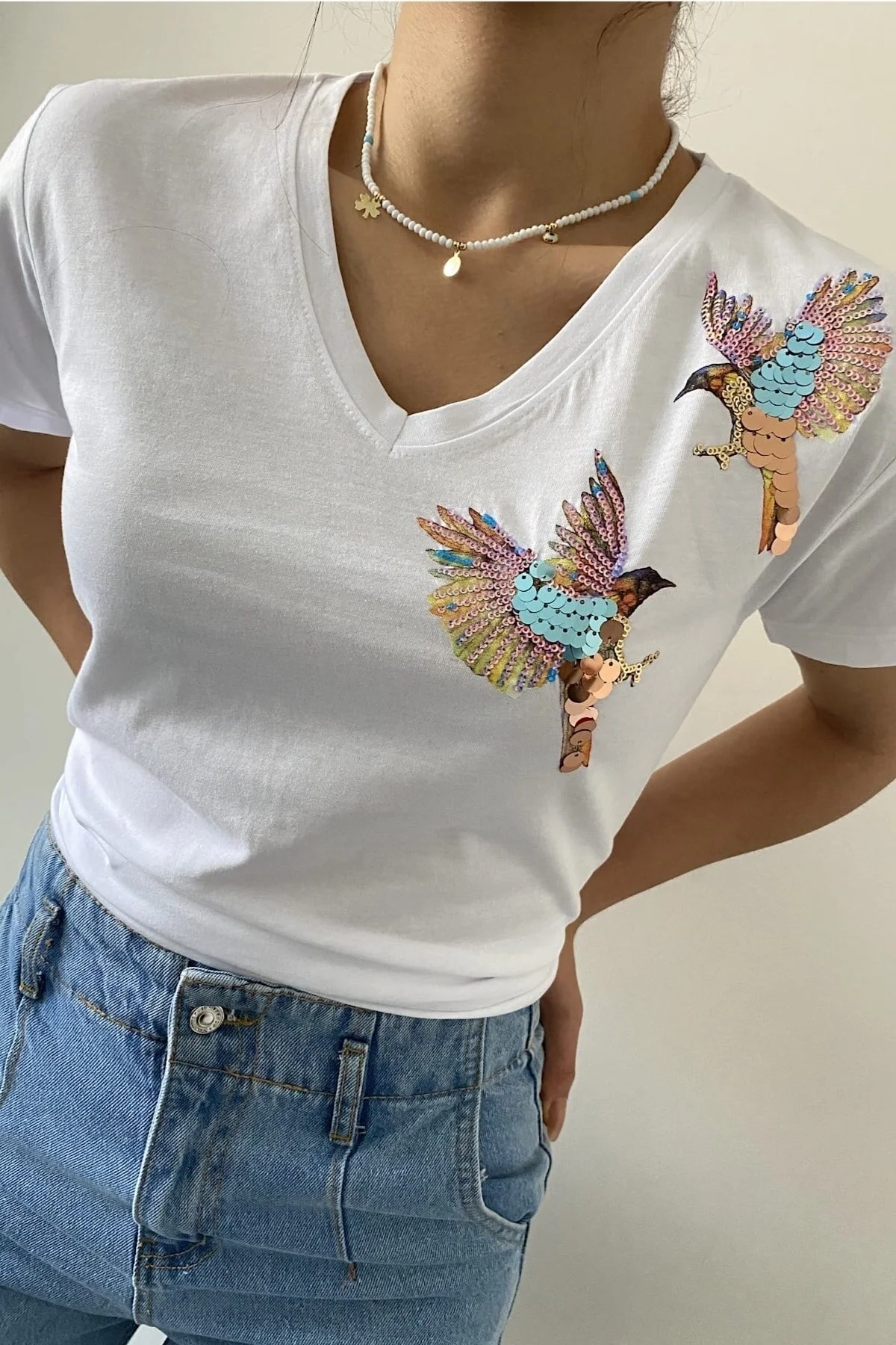 FEMELLE  Weißes T-Shirt für Damen mit V-Ausschnitt, Schulterpartie und Vogel-Pailletten-Stickerei, 100 % Baumwolle