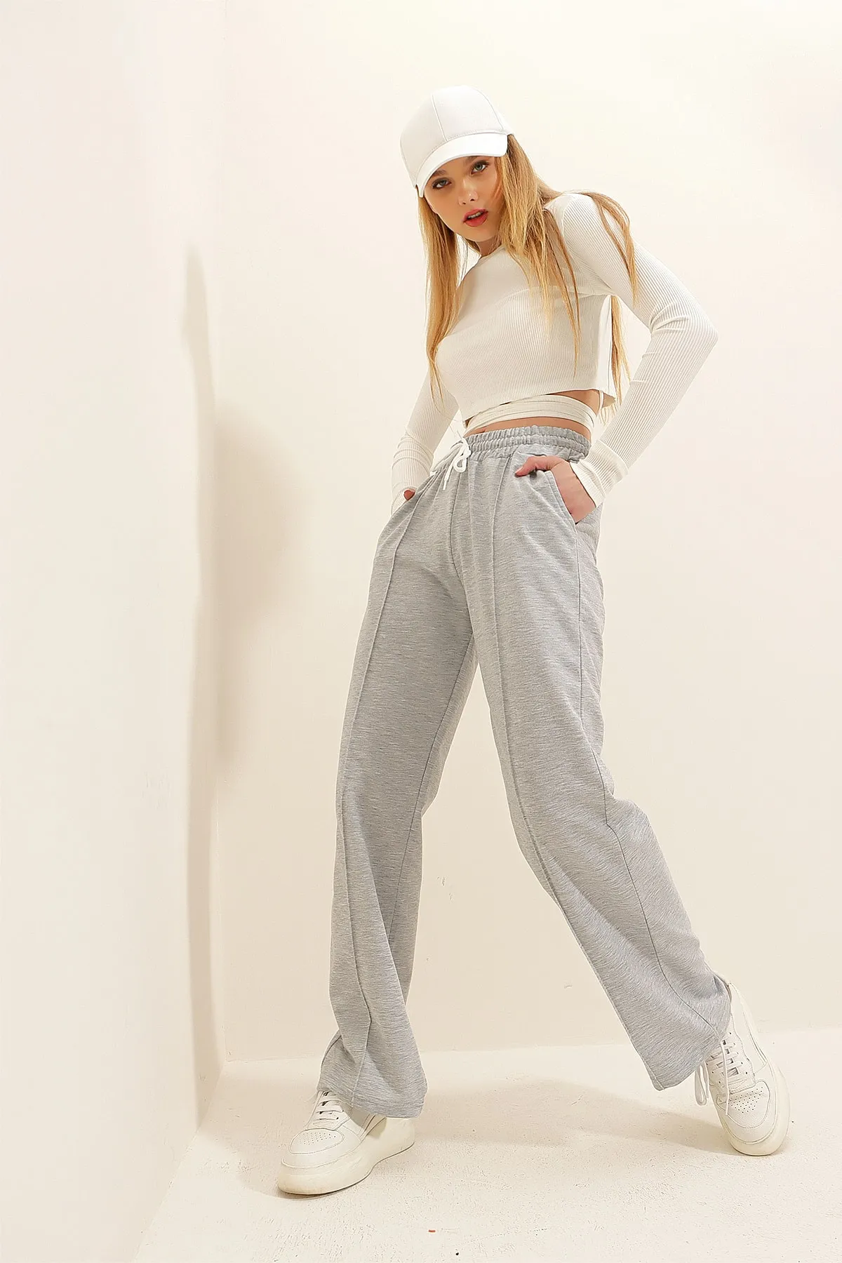 Trend Alaçatı Stili  Jogginghose - Grau - Relaxed