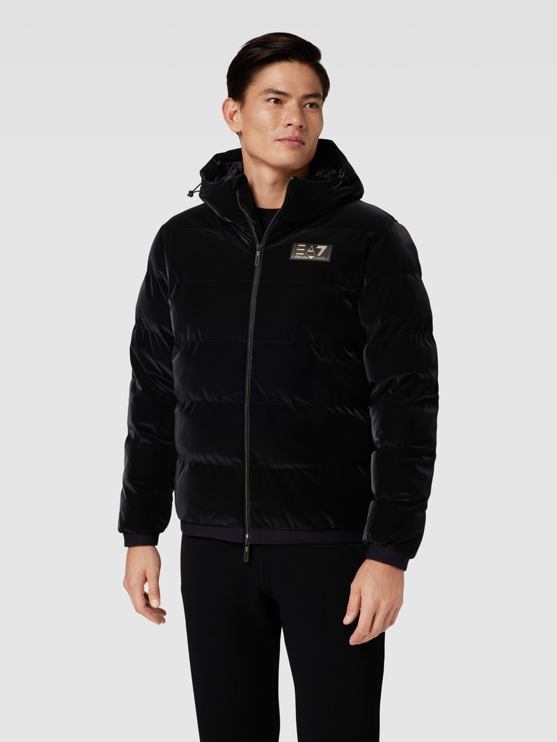 Steppjacke mit Label-Patch in schwarz