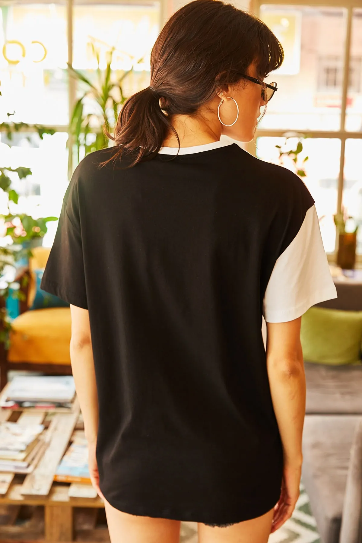 Olalook  Weißes asymmetrisches Block-T-Shirt für Damen TSH-19000350