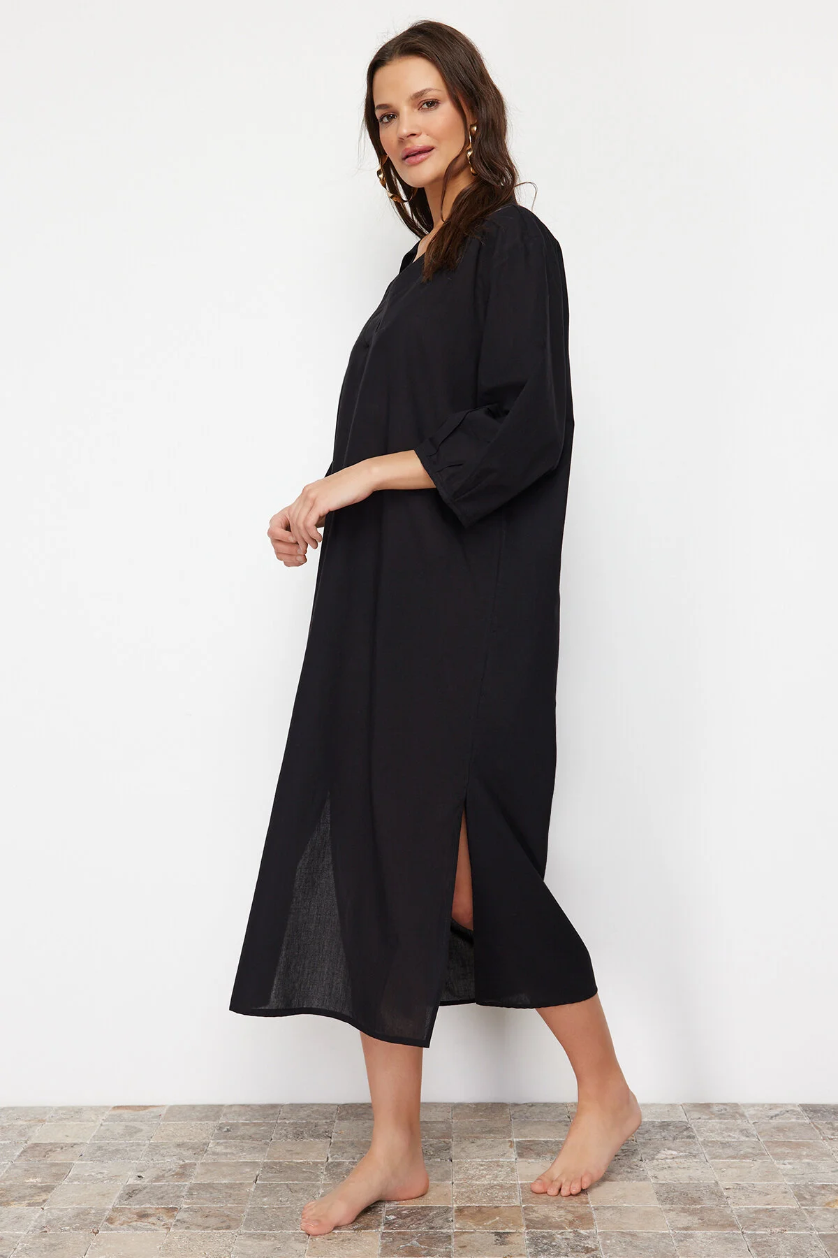 Trendyol Collection  Schwarzes, weit geschnittenes Midi-Strandkleid aus Webstoff TBESS22EL0009