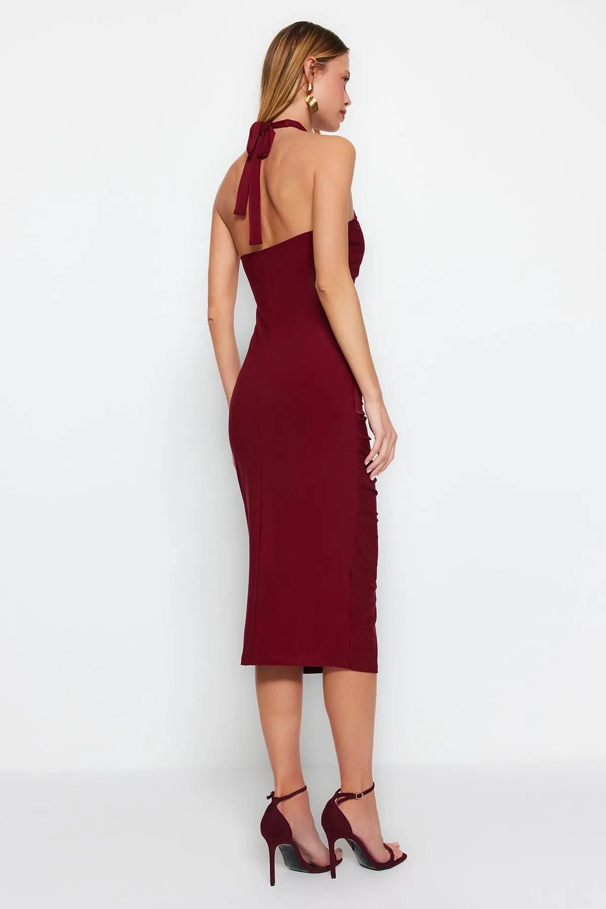 Trendyol Collection  Burgunderrotes, drapiertes Neckholder-Midi-Bleistiftkleid aus Strick TWOSS23EL02370