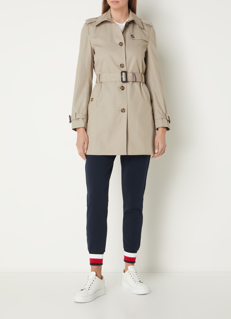 Gabardina Tommy Hilfiger Heritage con cinturón y bolsillos laterales.