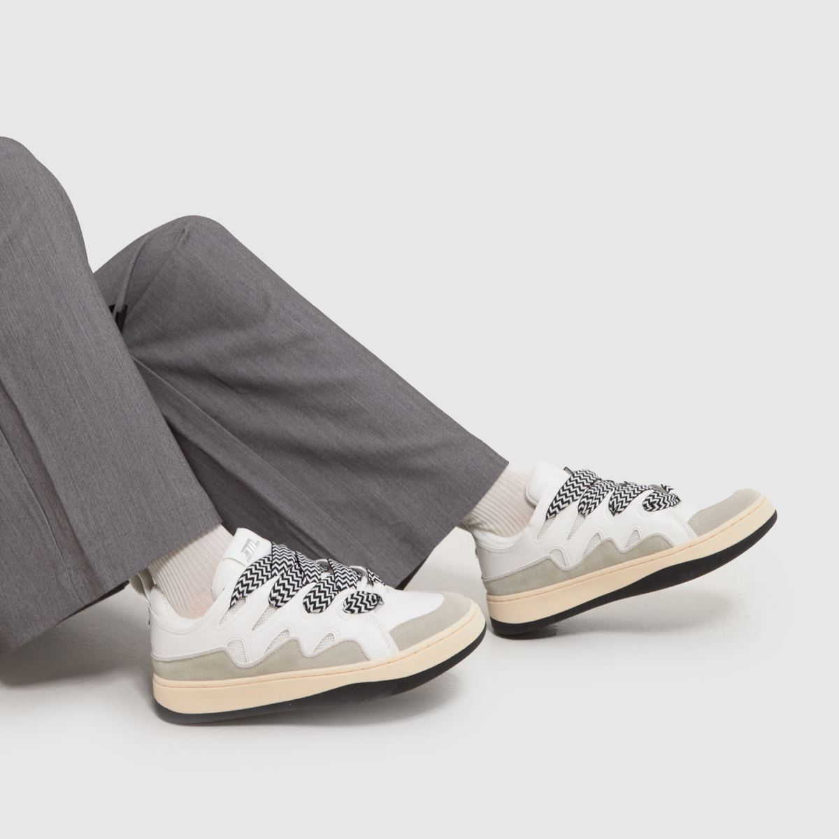 Steve Madden – Vita och beige skaterskor med roaring