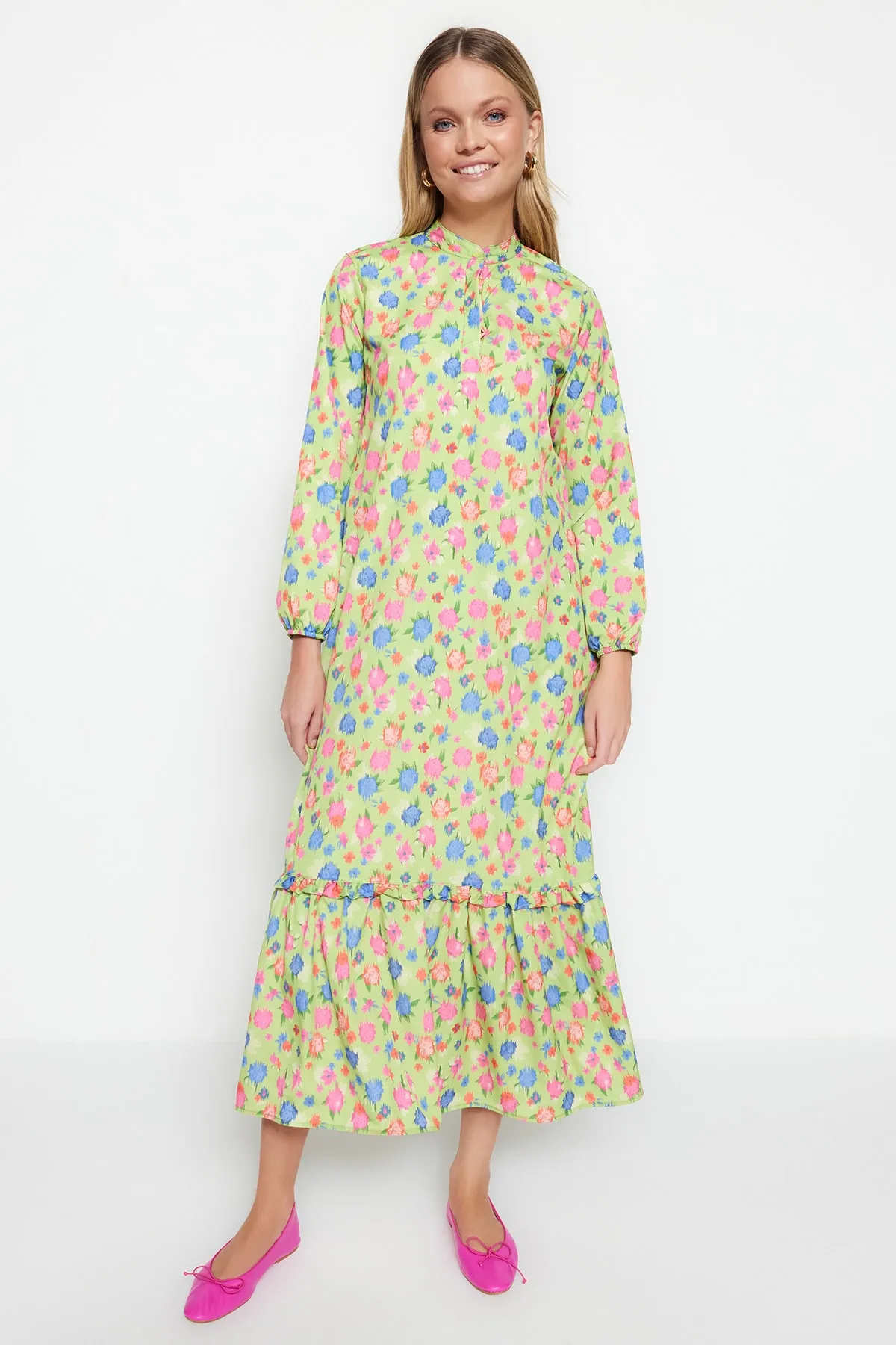 Trendyol Modest  Dunkelgrünes, gewebtes Kleid mit Blumenmuster, halber Knopfleiste und Rüschenfutter TCTSS21EL3353