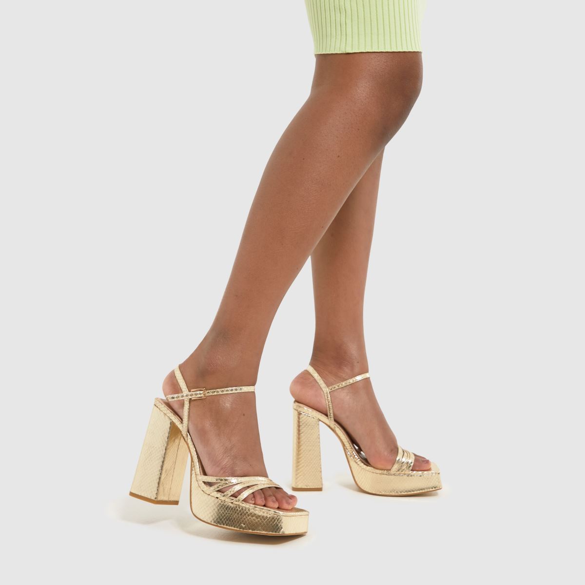 Schuh Skylar kígyó alakú orrú magassarkú cipő arany színben