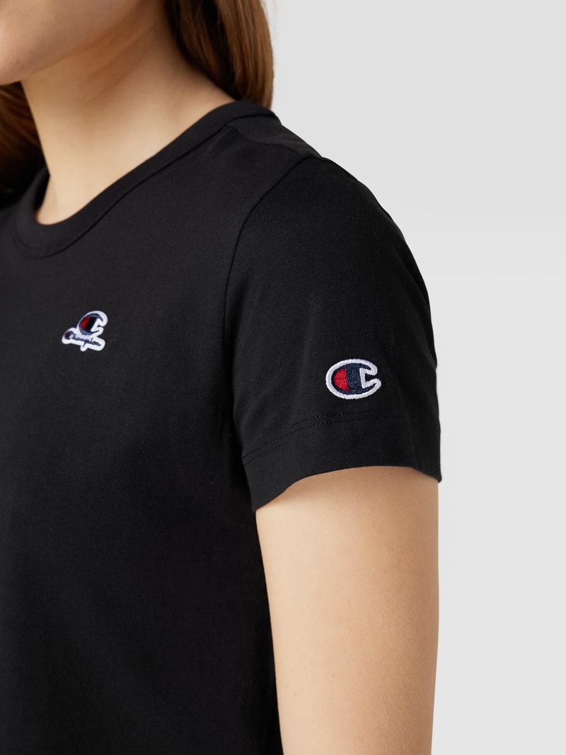 T-Shirt mit Label-Patch in schwarz