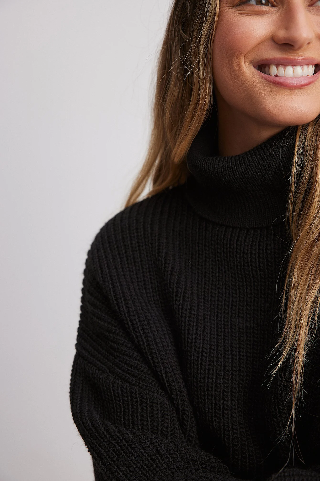 Langer Rollkragen-Strickpullover