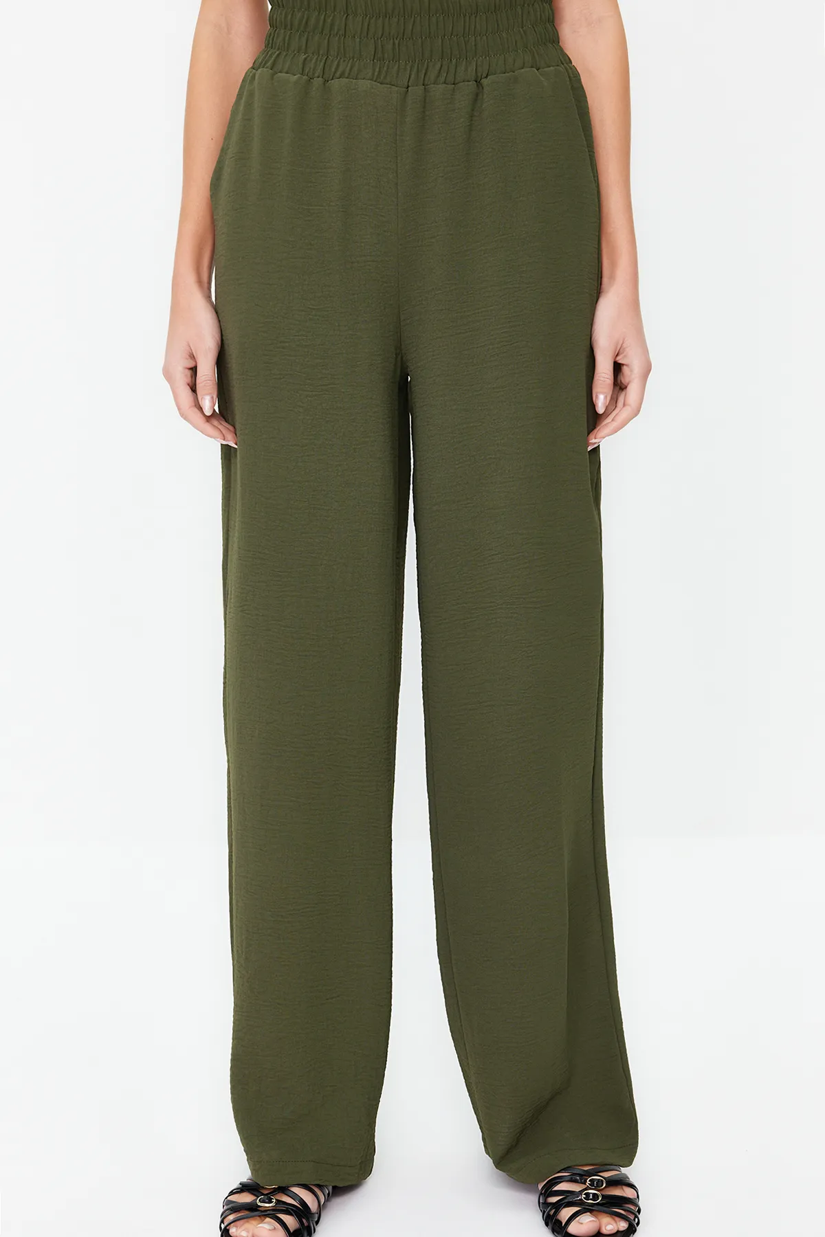 Trendyol Collection  Khakifarbene, elastische Webhose mit weitem Bein / breiter Knöcheltaille TWOSS22PL00024
