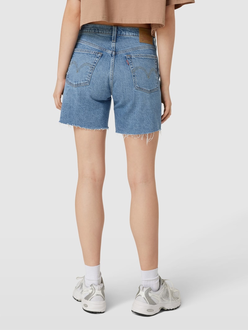 Jeansshorts mit ausgefransten Abschlüssen in jeans