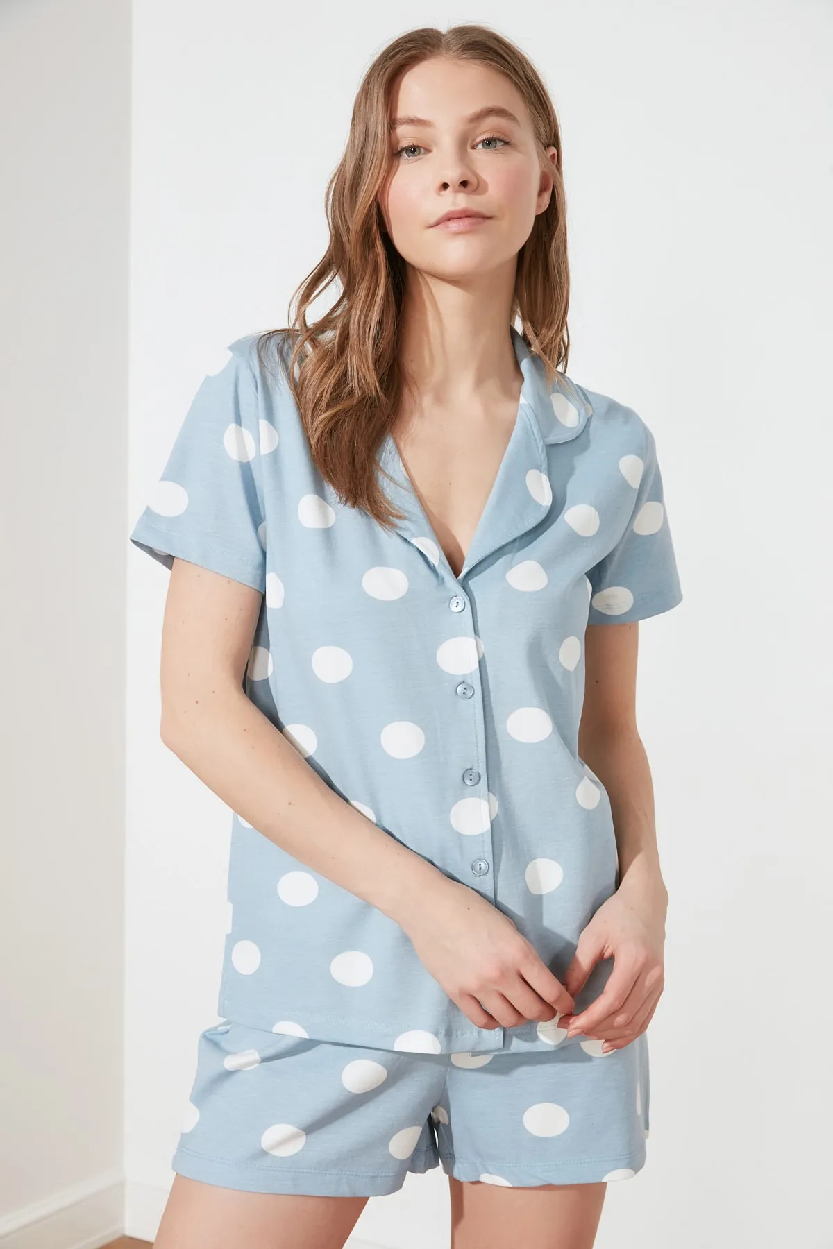 Trendyol Collection  Blaues, gestricktes Pyjama-Set mit gepunktetem Hemd und Shorts aus 100 % Baumwolle THMSS20PT0077