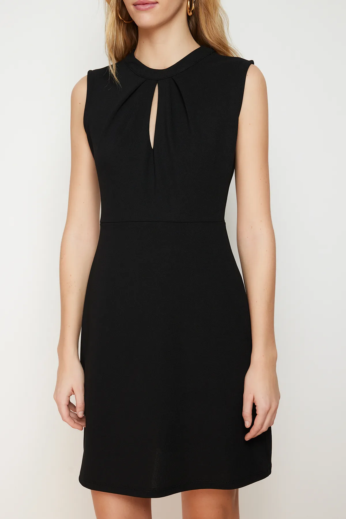 Trendyol Collection  Mini-Strickkleid aus Krepp mit schwarzem Kragen und detailliertem Kragen TWOSS23EL02015