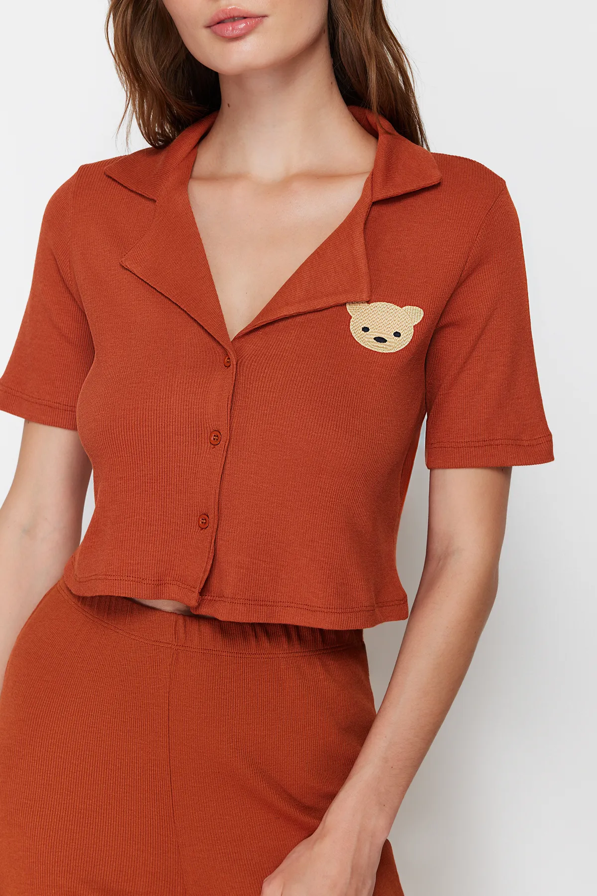 Trendyol Collection  Zimtfarbenes Pyjama-Set aus geripptem Hemd und Hose mit Teddybär-Stickerei THMSS21PT0168