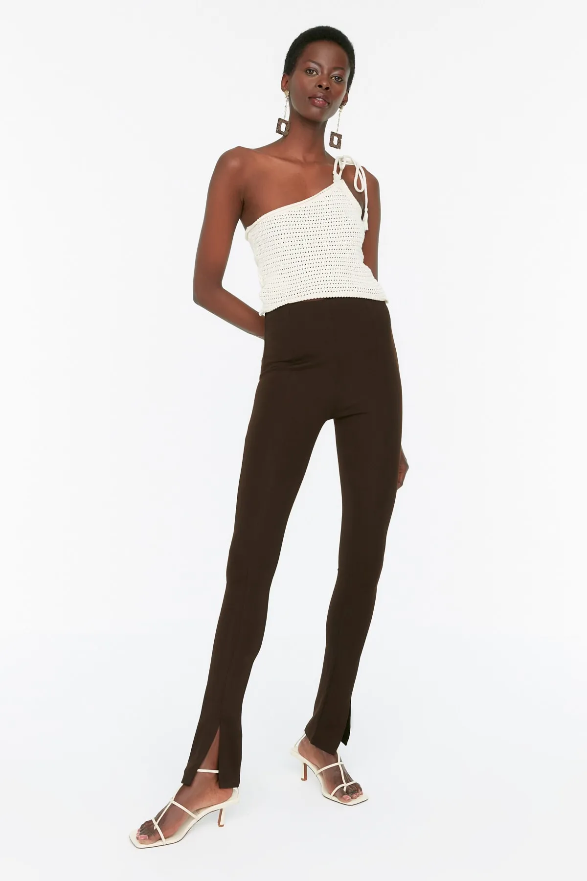 Trendyol Collection  Braune Interlock-Strick-Leggings mit hoher Taille und geschlitzten Beinen TWOAW21PL0263