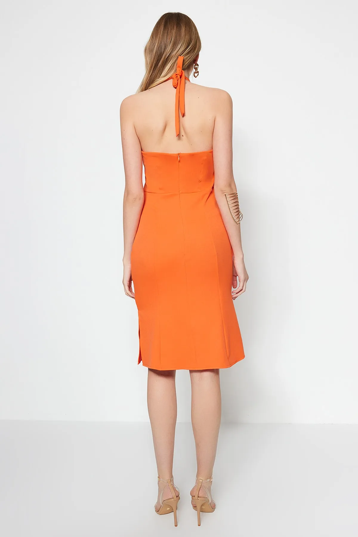 Trendyol Collection  Orangefarbenes Midikleid mit gewebtem Kragen und detailliertem Webkragen TWOSS23EL00110