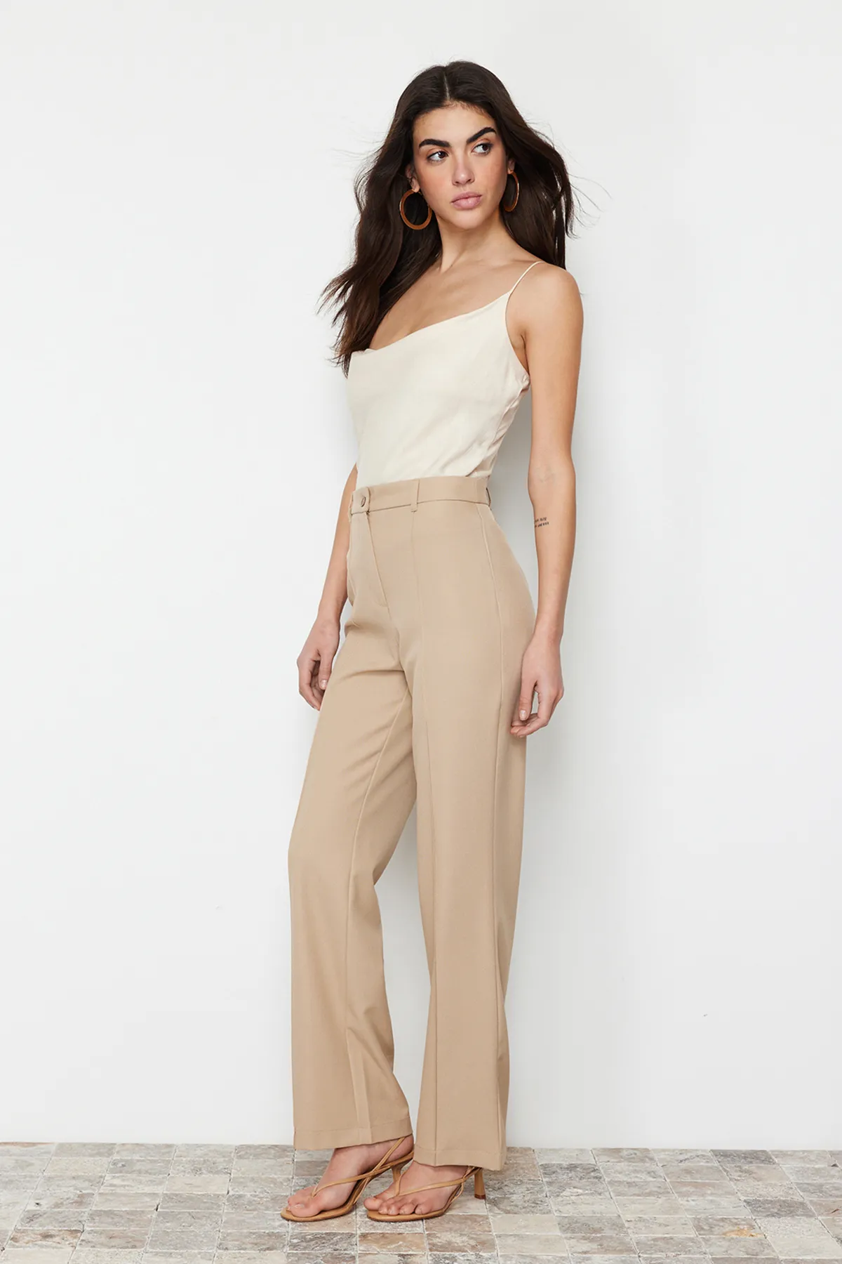 Trendyol Collection  Hellbraune gerade/gerade geschnittene Hose mit hoher Taille und gerippten Nähten aus Webstoff TWOSS21PL0093