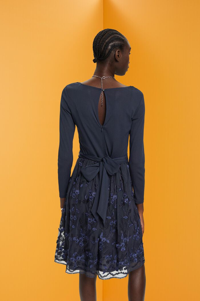 Minikleid mit 3D-Spitze und floral besticktem Mesh