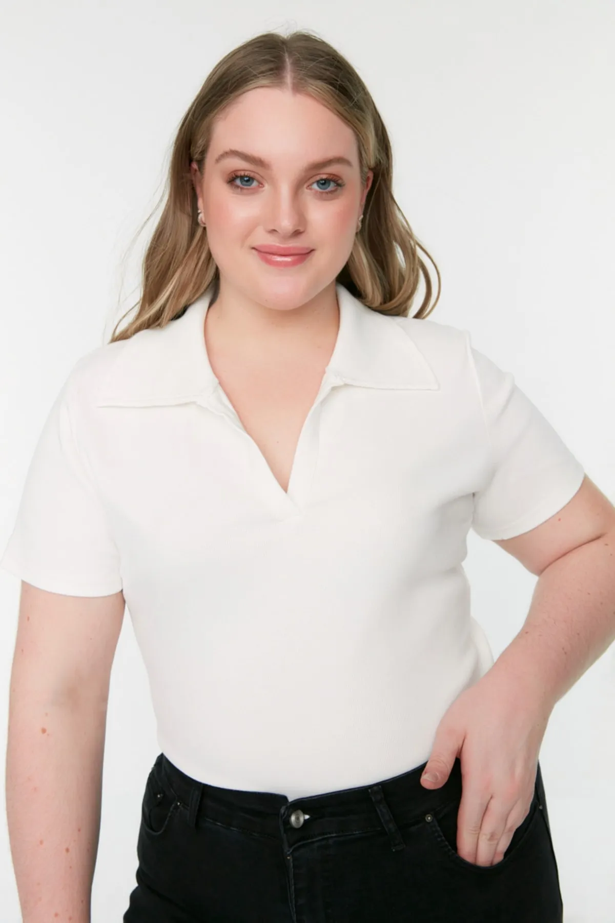 Trendyol Curve  Weiße schnurgebundene Strickbluse TBBSS22BZ0750