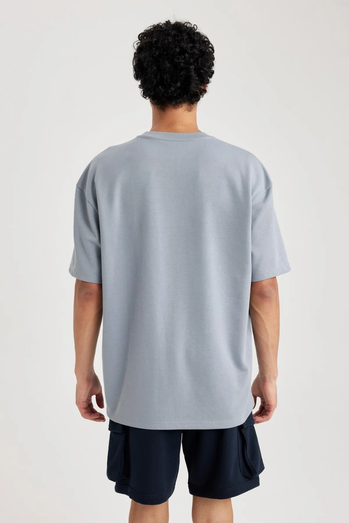 DeFacto  Kurzarm-Basic-T-Shirt aus schwerem Stoff mit Rundhalsausschnitt in Oversize-Passform X3926az23au